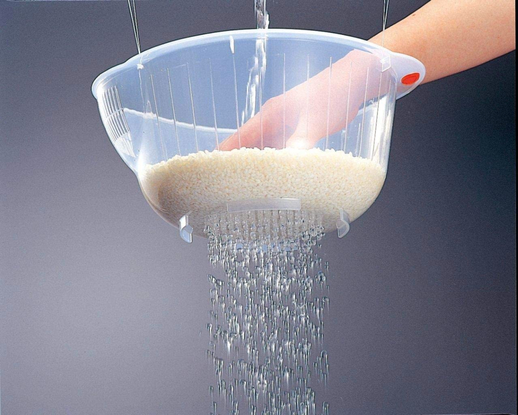 A photo of rice being rinsed in a Japanese rinsing bowl